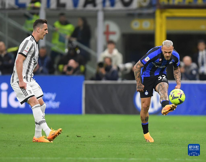 球迷多次使用焰火，拜仁被罚关闭部分看台