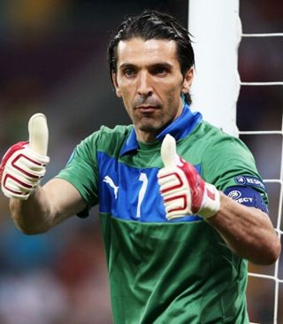 这可太快了！王哲林顺下扣篮被桑普森犯规 后者开场仅1分钟两犯