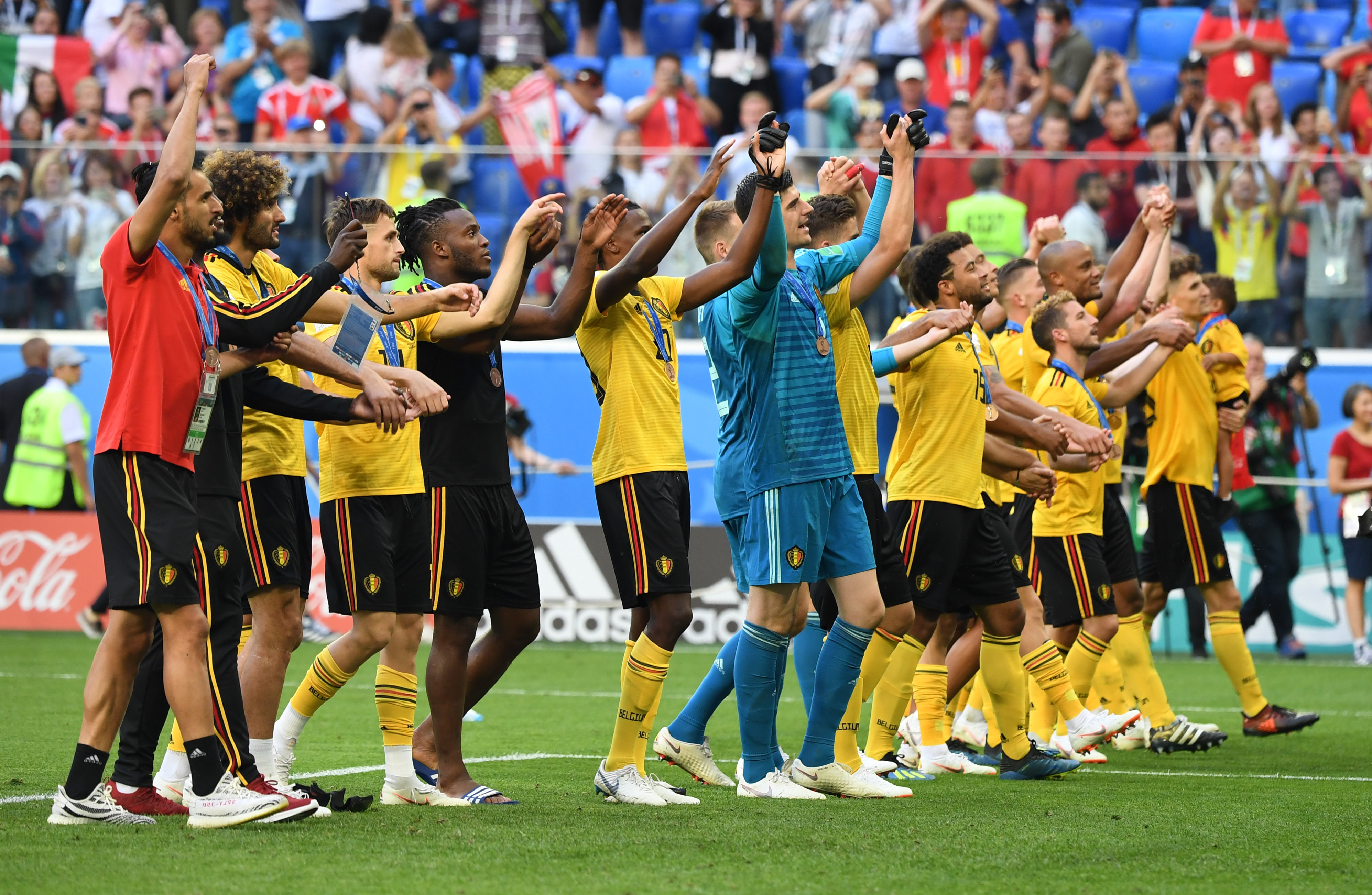 英超12月最佳扑救候选：拉亚两度上榜，大马丁、拉门斯在列